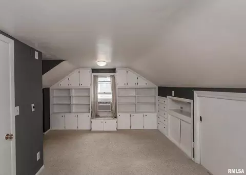 2370 30th St, Moline, IL 61265 photo 9