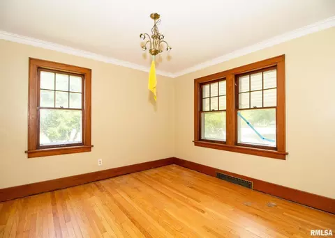 2401 28th St, Moline, IL 61265 photo 9