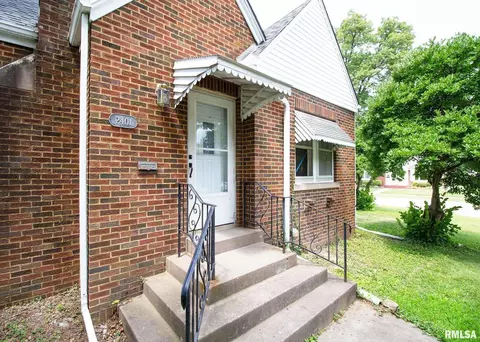 2401 28th St, Moline, IL 61265 photo 4