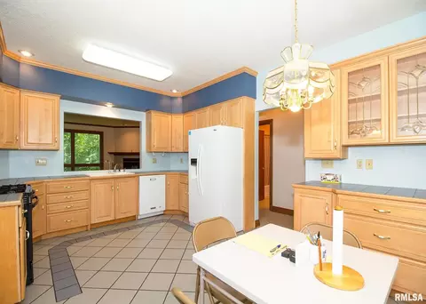 3026 45th St, Moline, IL 61265 photo 4