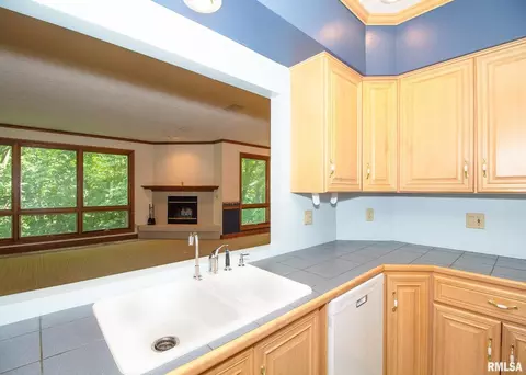 3026 45th St, Moline, IL 61265 photo 6