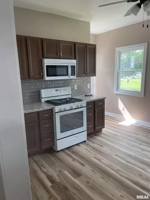 1845 15th St, Moline, IL 61265 photo 4