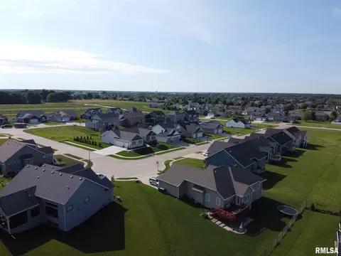 6110 Christie Ct, Davenport, IA 52807