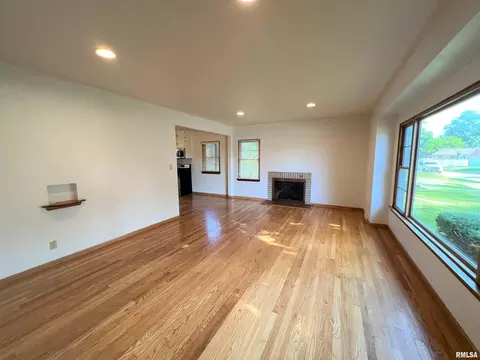 2533 29th St, Moline, IL 61265 photo 2
