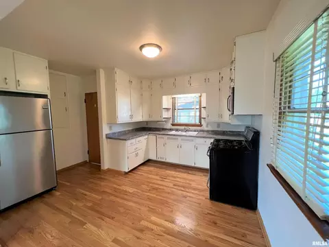 2533 29th St, Moline, IL 61265 photo 4