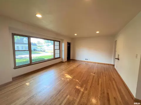2533 29th St, Moline, IL 61265 photo 3