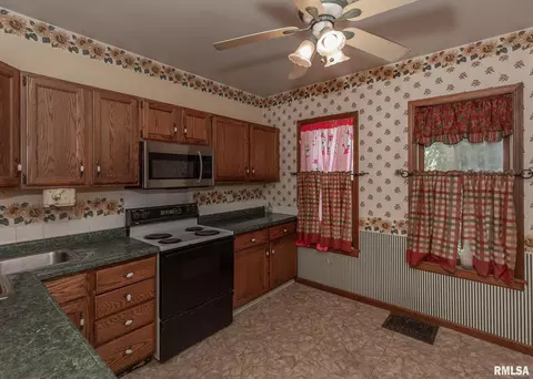305 9th St, Silvis, IL 61282 photo 10