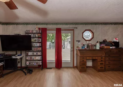 305 9th St, Silvis, IL 61282 photo 12