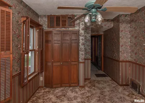 305 9th St, Silvis, IL 61282 photo 8