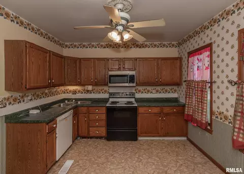 305 9th St, Silvis, IL 61282 photo 11