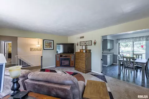 1107 6th Ave, Silvis, IL 61282 photo 6