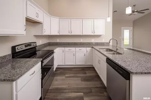2408 13th St, Silvis, IL 61282 photo 10