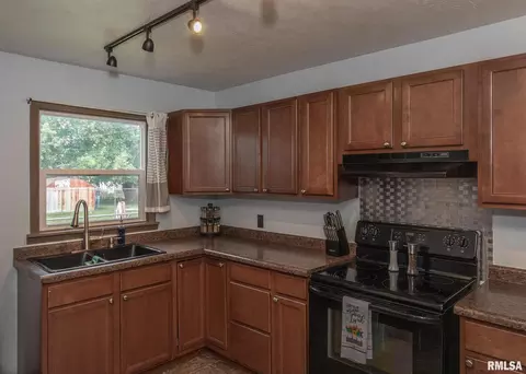 1820 3rd St, Moline, IL 61265 photo 8