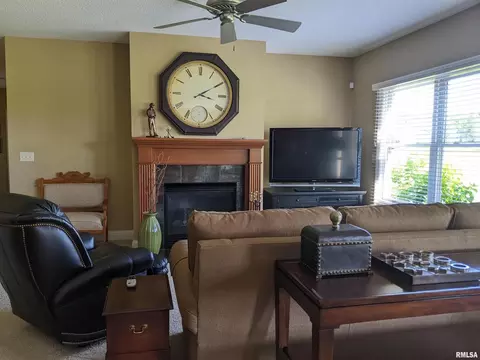 2179 E Lomar St, Eldridge, IA 52748 photo 3
