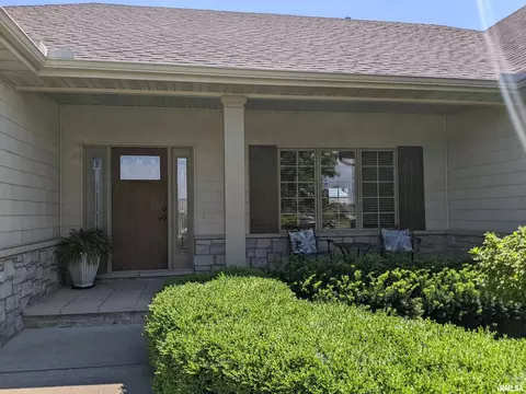 2179 E Lomar St, Eldridge, IA 52748 photo 2