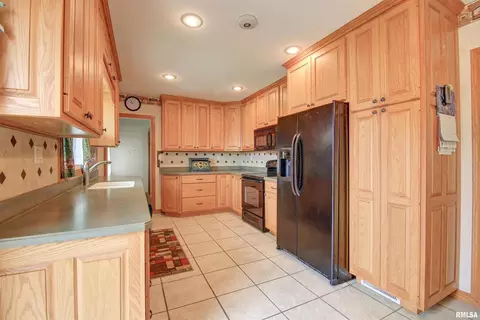 1705 Circle Dr E, Clinton, IA 52732 photo 2