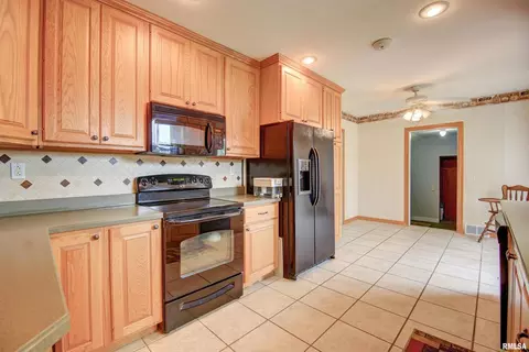 1705 Circle Dr E, Clinton, IA 52732 photo 3