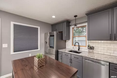 3527 38th St, Moline, IL 61265 photo 9