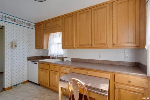 1115 48th St, Moline, IL 61265 photo 8