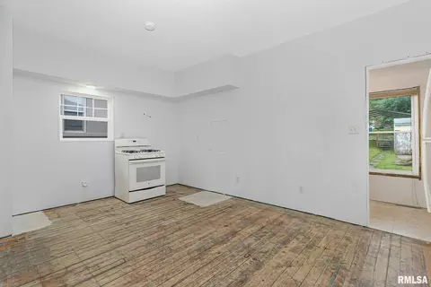 142 5th St, Silvis, IL 61282 photo 8
