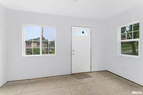 142 5th St, Silvis, IL 61282 photo 3
