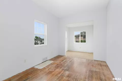 142 5th St, Silvis, IL 61282 photo 11