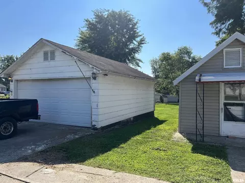 611 E Florence St, Sesser, IL 62884 photo 7