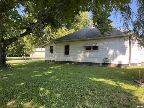 611 E Florence St, Sesser, IL 62884 photo 3