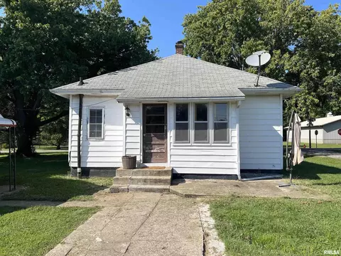 611 E Florence St, Sesser, IL 62884 photo 6