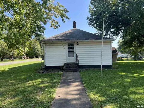 611 E Florence St, Sesser, IL 62884 photo 1