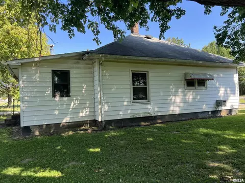 611 E Florence St, Sesser, IL 62884 photo 2