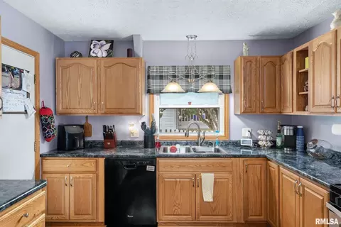 1418 18th Ave, Silvis, IL 61282 photo 5