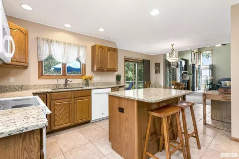 112 Blackhawk Dr, Park View, IA 52748 photo 5