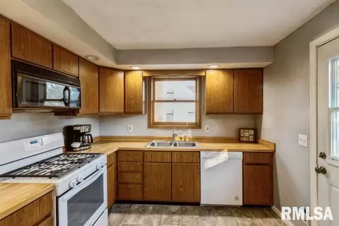 105 E Park St, Morrison, IL 61270 photo 8