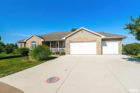15 Nicholas Ct, Eldridge, IA 52748 photo 2