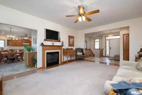 15 Nicholas Ct, Eldridge, IA 52748 photo 8