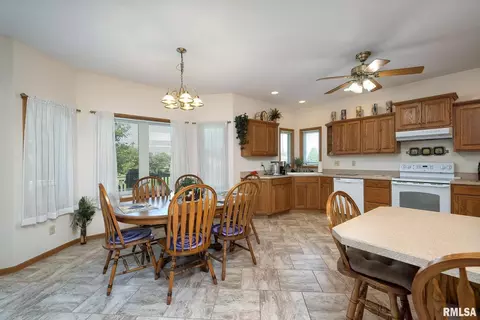 15 Nicholas Ct, Eldridge, IA 52748 photo 11