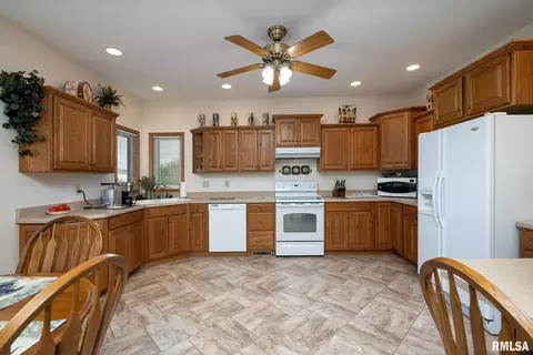 15 Nicholas Ct, Eldridge, IA 52748 photo 12