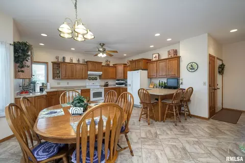 15 Nicholas Ct, Eldridge, IA 52748 photo 10