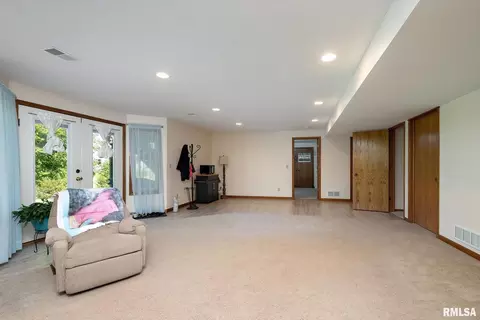 15 Nicholas Ct, Eldridge, IA 52748 photo 26