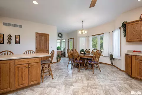 15 Nicholas Ct, Eldridge, IA 52748 photo 13