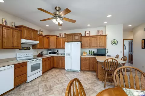 15 Nicholas Ct, Eldridge, IA 52748 photo 14