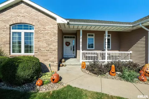 15 Nicholas Ct, Eldridge, IA 52748 photo 3