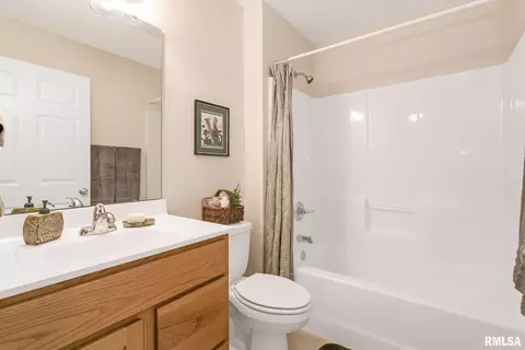 607 E Iowa St, Eldridge, IA 52748 photo 13