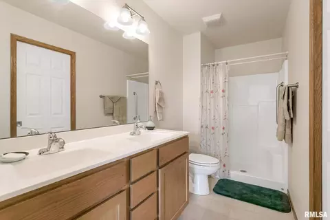 607 E Iowa St, Eldridge, IA 52748 photo 17