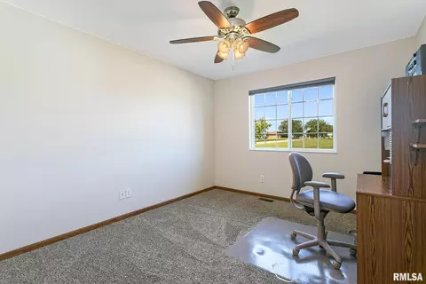 607 E Iowa St, Eldridge, IA 52748 photo 4