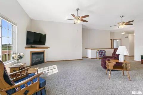 607 E Iowa St, Eldridge, IA 52748 photo 6