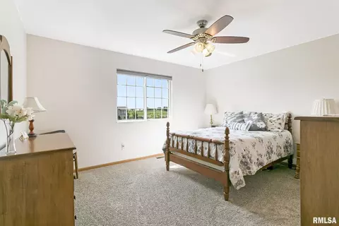 607 E Iowa St, Eldridge, IA 52748 photo 15