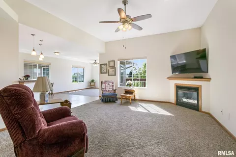 607 E Iowa St, Eldridge, IA 52748 photo 7