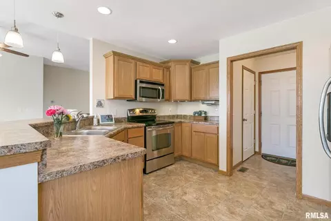 607 E Iowa St, Eldridge, IA 52748 photo 10